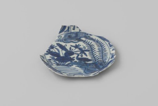 Fragment of a deep dish from the VOC ship 'Witte Leeuw'