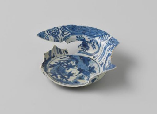 Fragment of a deep plate from the VOC ship 'Witte Leeuw'