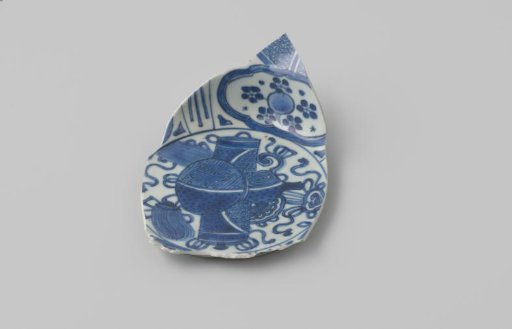 Fragment of a deep dish from the VOC ship 'Witte Leeuw'