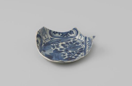 Fragment of a deep dish from the VOC ship 'Witte Leeuw'