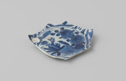 Fragment of a deep dish from the VOC ship 'Witte Leeuw'