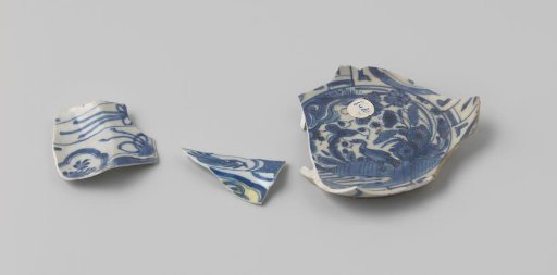 Fragments of a deep dish from the VOC ship 'Witte Leeuw'