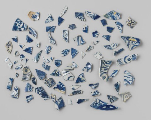 Fragments of Kraak porcelain from the VOC ship 'Witte Leeuw'