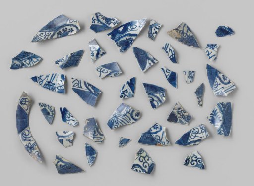 Fragments of Kraak porcelain from the VOC ship 'Witte Leeuw'