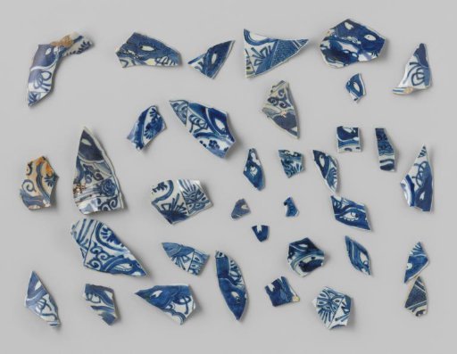 Fragments of Kraak porcelain from VOC ship 'Witte Leeuw'
