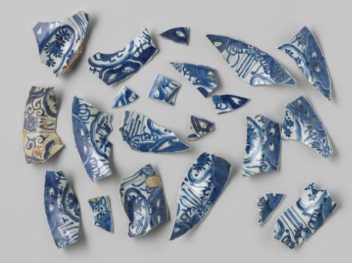 Fragments of Kraak porcelain from the VOC ship 'Witte Leeuw'