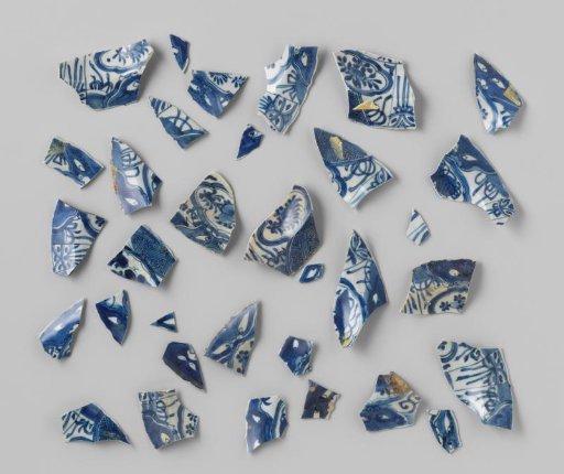 Fragments of Kraak porcelain from the VOC ship 'Witte Leeuw'