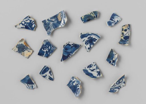 Fragments of Kraak porcelain from the VOC ship 'Witte Leeuw'