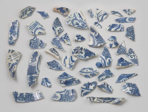 Fragments of Kraak porcelain from the VOC ship 'White Lion'
