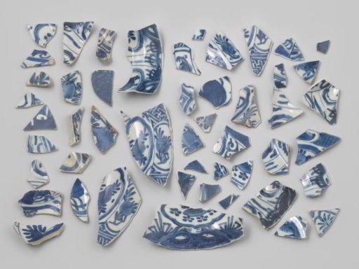 Fragments of Kraak porcelain from the VOC ship 'Witte Leeuw'