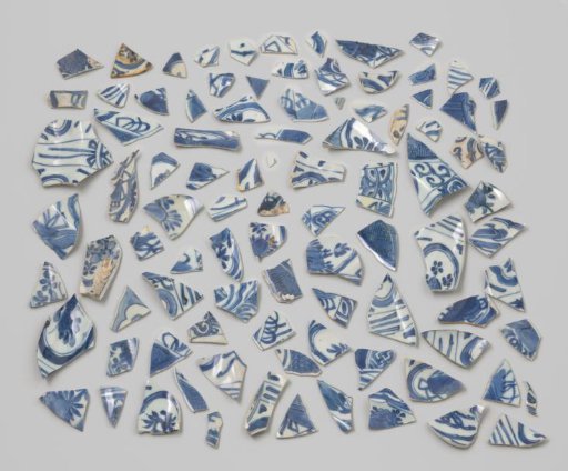 Fragments of Kraak porcelain from the VOC ship 'Witte Leeuw'