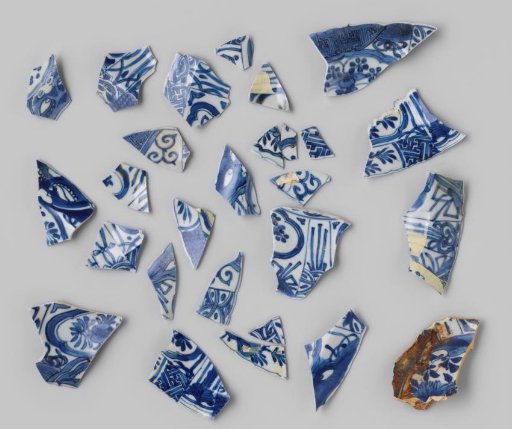 Shards of plates from VOC ship 'De Witte Leeuw'