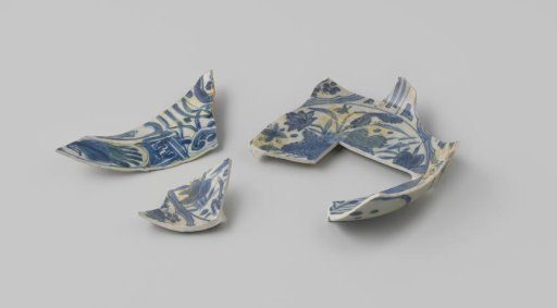 Fragments of a deep dish from the VOC ship 'Witte Leeuw'