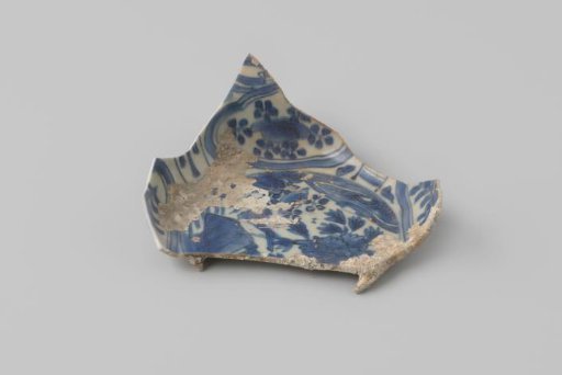 Fragment of a deep dish from the VOC ship 'Witte Leeuw'