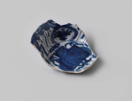 Fragment of a plate from the VOC ship 'De Witte Leeuw'