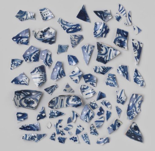 Shards of plates from the VOC ship 'Witte Leeuw'