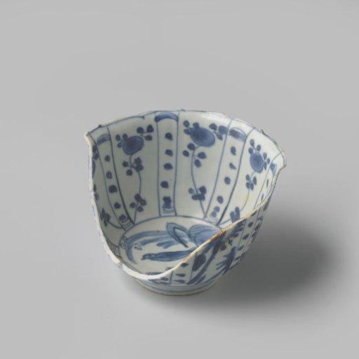 Fragments of a bowl from the VOC ship 'Witte Leeuw'