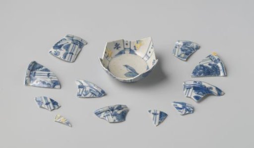 Fragments of a bowl from the VOC ship 'Witte Leeuw'
