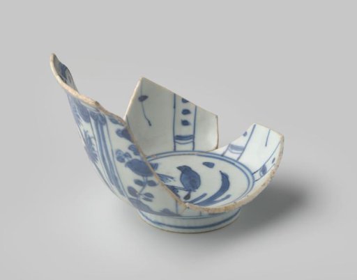Fragment of a bowl from the VOC ship 'Witte Leeuw'