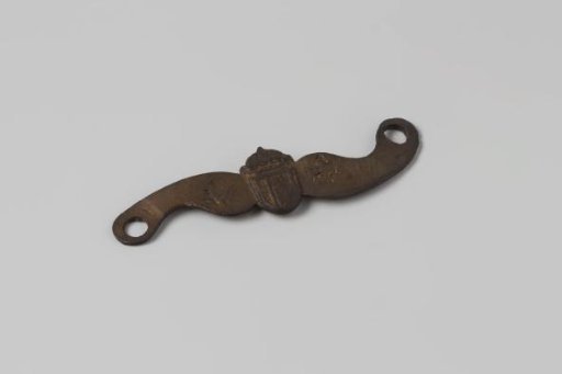 Side plate of a musket with the coat of arms of Amsterdam and VOC-ensign from the wreck of the Dutch East Indiaman 't Vliegend Hart
