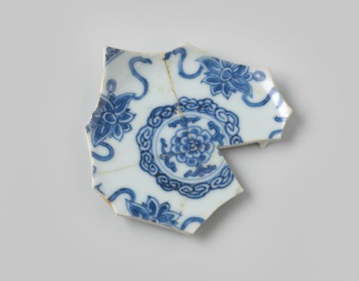 Porcelain saucer from the wreck of the East Indiaman Hollandia