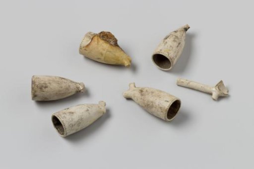 Pipe bowls and fragment of a pipe stem from the wreck of the East Indiaman Hollandia