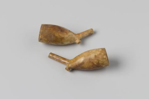 Pipe bowls with a piece of stem from the wreck of the East Indiaman Hollandia