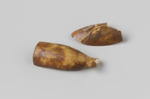 Fragments of pipe bowls from the wreck of the East Indiaman Hollandia