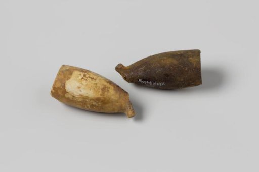 Fragments of pipe bowls from the wreck of the East Indiaman Hollandia