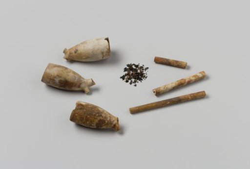 Fragments of pipe bowls and stems from the wreck of the East Indiaman Hollandia