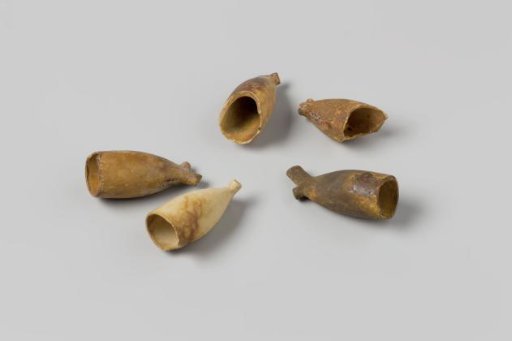 Fragments of pipe bowls from the wreck of the East Indiaman Hollandia