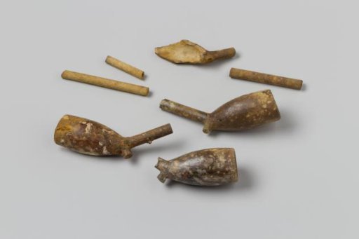 Fragments of pipe bowls and stems from the wreck of the East Indiaman Hollandia