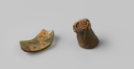 Neck with cork of a wine bottle and a glass shard from the wreck of the East Indiaman Hollandia