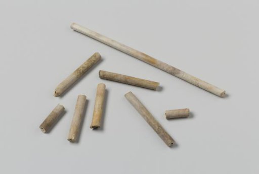 Fragments of clay pipes from the wreck of the East Indiaman Hollandia
