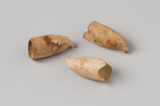 Pipe bowls from the wreck of the East Indiaman Hollandia