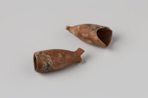 Pipe bowls from the wreck of the East Indiaman Hollandia