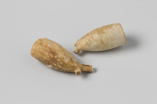 Pipe bowls from the wreck of the East Indiaman Hollandia