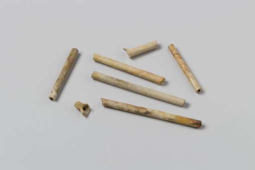 Fragments of clay pipes from the wreck of the East Indiaman Hollandia
