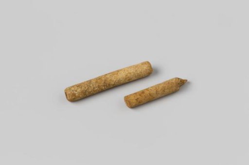 Fragments of clay pipes from the wreck of the East Indiaman Hollandia