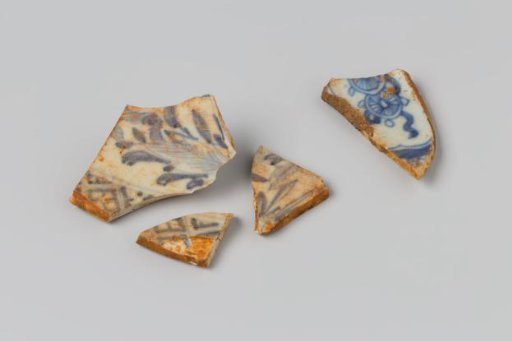 Fragments of plates from the wreck of the East Indiaman Hollandia