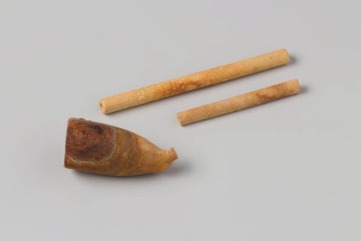 Pipe bowl and fragments of pipe stems from the wreck of the East Indiaman Hollandia