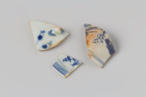 Fragments of a cup from the wreck of the East Indiaman Hollandia