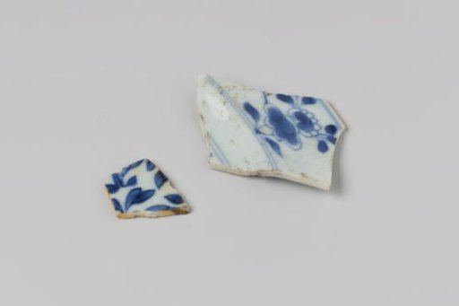 Fragments of plates from the wreck of the East Indiaman Hollandia