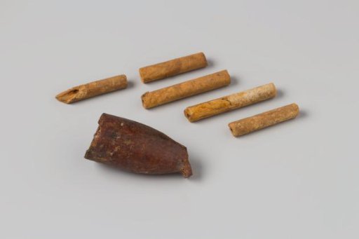 Pipe bowl and fragments of pipe stems from the wreck of the East Indiaman Hollandia
