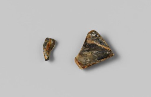Fragments of a wine bottle from the wreck of the East Indiaman 't Vliegend Hart