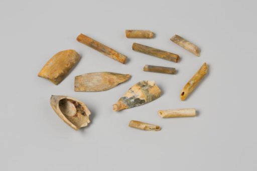 Pipe bowls and stems from the wreck of the East Indiaman 't Vliegend Hart