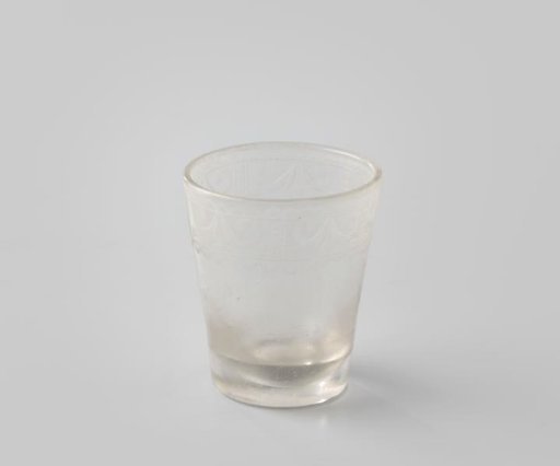 Transparent drinking glass with engraving from the wreck of the Dutch East Indiaman 't Vliegend Hart