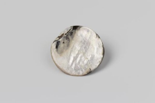 Button of mother-of-pearl from the wreck of the East Indiaman 't Vliegend Hart, lost in 1735