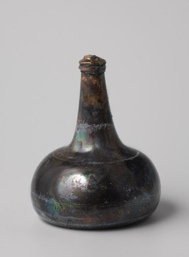 Wine bottle with wine from the wreck of the East Indiaman 't Vliegend Hart