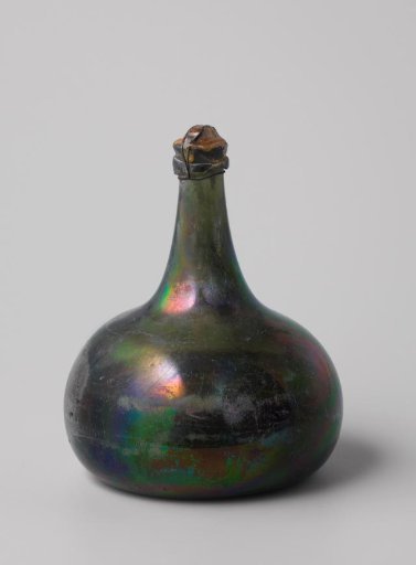 Wine bottle with wine from the wreck of the East Indiaman 't Vliegend Hart